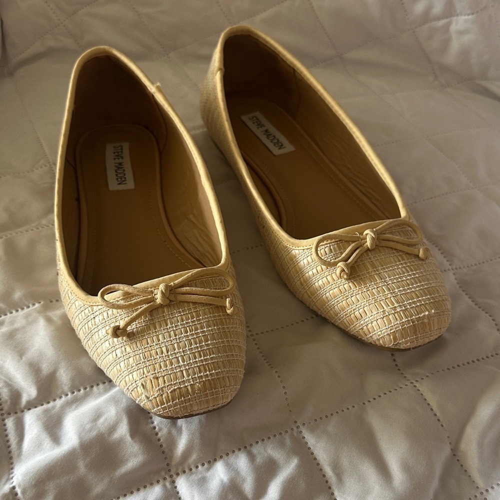 Steve Madden Cream-Yellow Raffia Ballet Flats with Bow